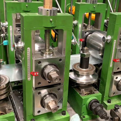 直成法によるパイプ製造機械